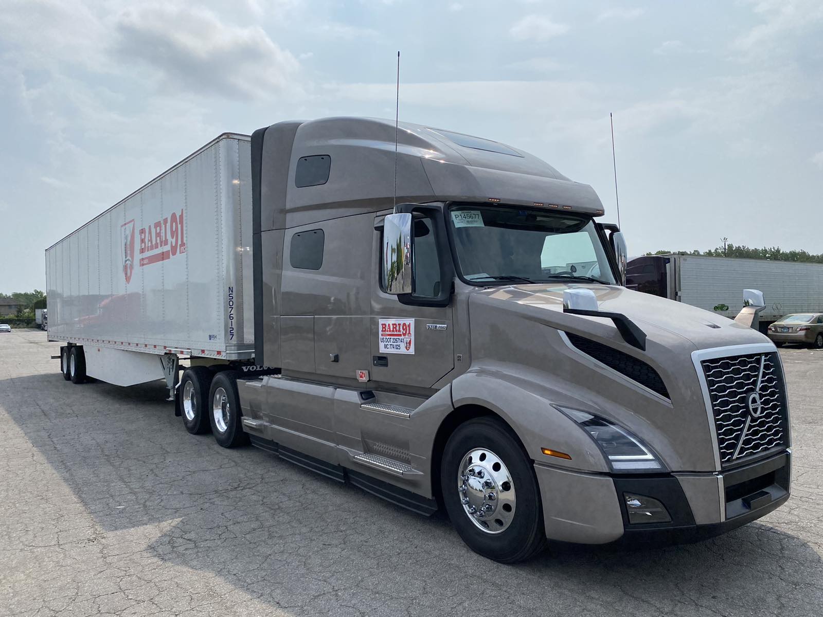 BARI 91 Silver Volvo with Trailer